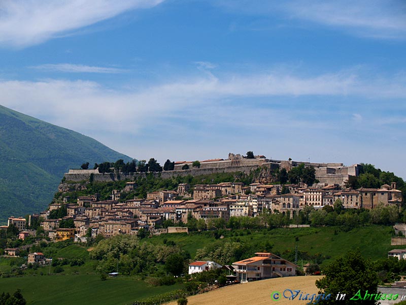 02-P5188280+.jpg - 02-P5188280+.jpg -  Panorama del borgo, dominato dalla storica fortezza.